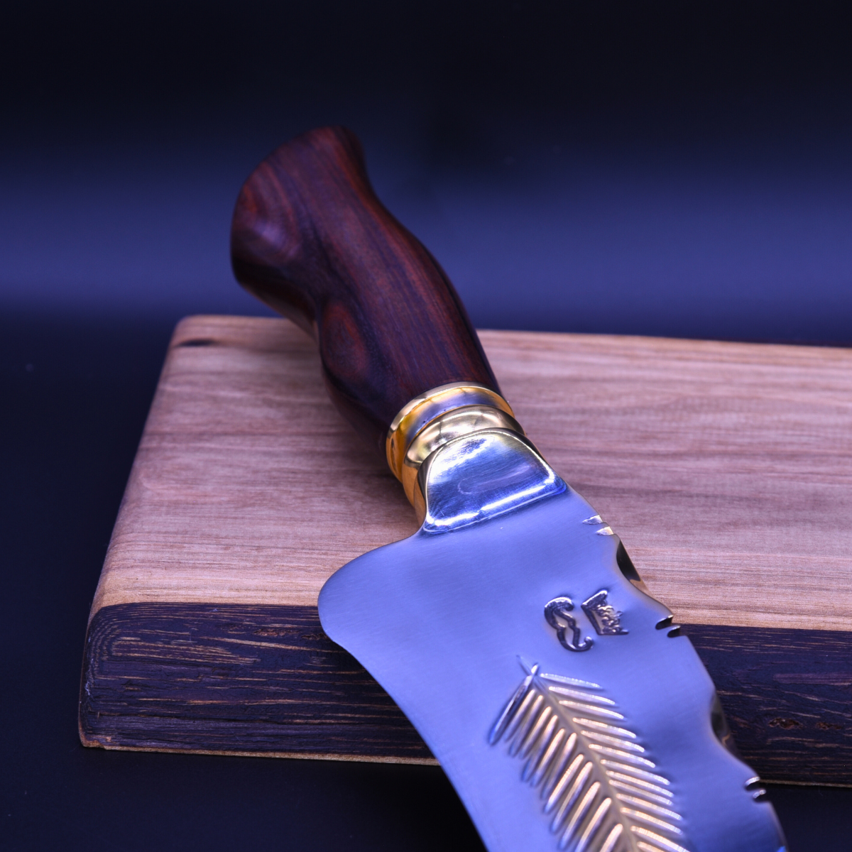 “The Ironleaf” — Mixed Gold & Steel Collector Knife