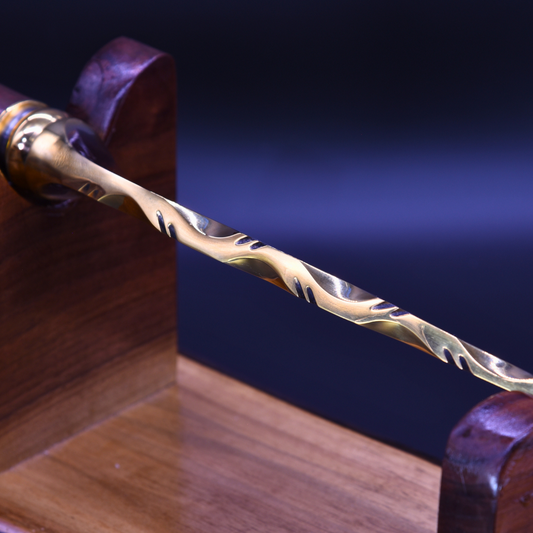 “The Ironleaf” — Mixed Gold & Steel Collector Knife