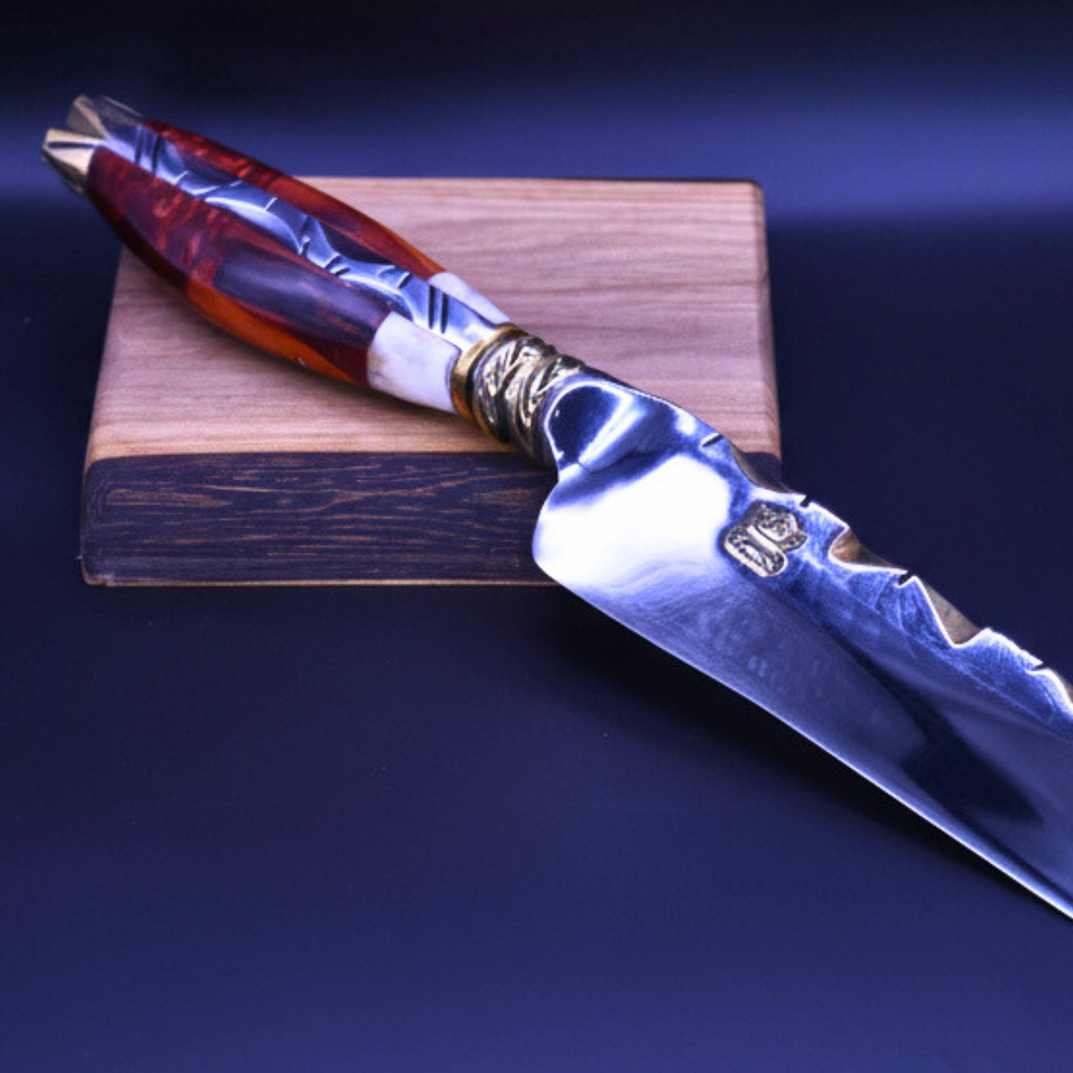 "The Emberfang" — Mixed Gold & Steel Collector Knife