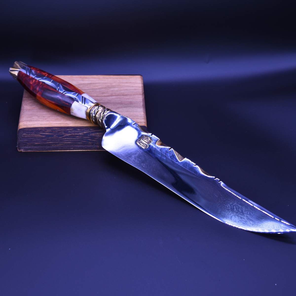 "The Emberfang" — Mixed Gold & Steel Collector Knife