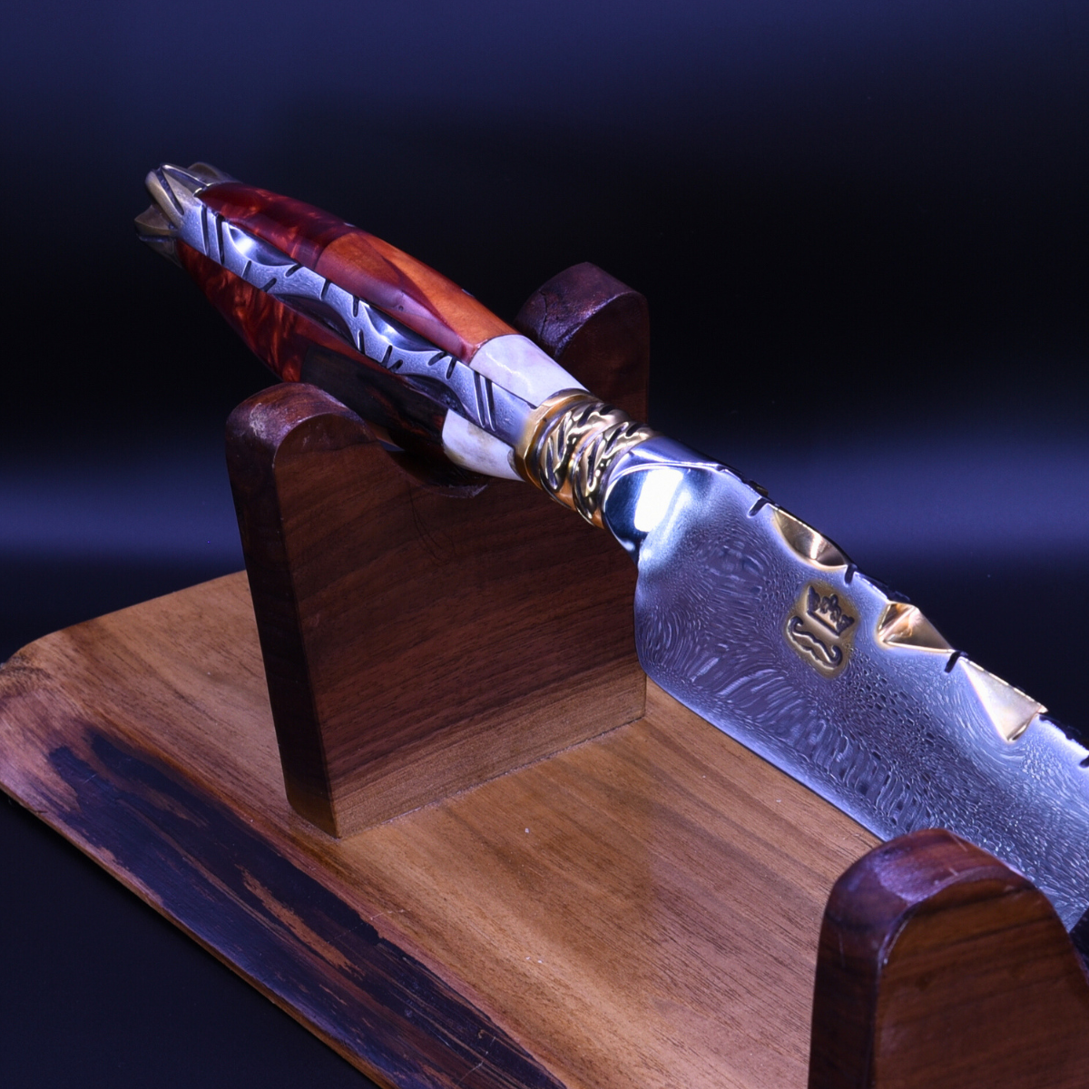 "The Emberfang" — Mixed Gold & Steel Collector Knife