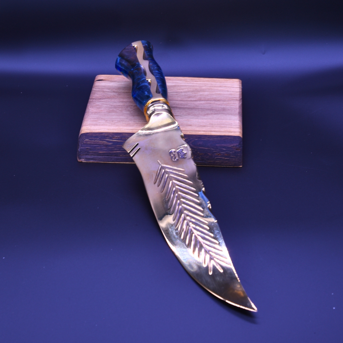 "The Sovereign Thorn" — Full Gold Collector Knife