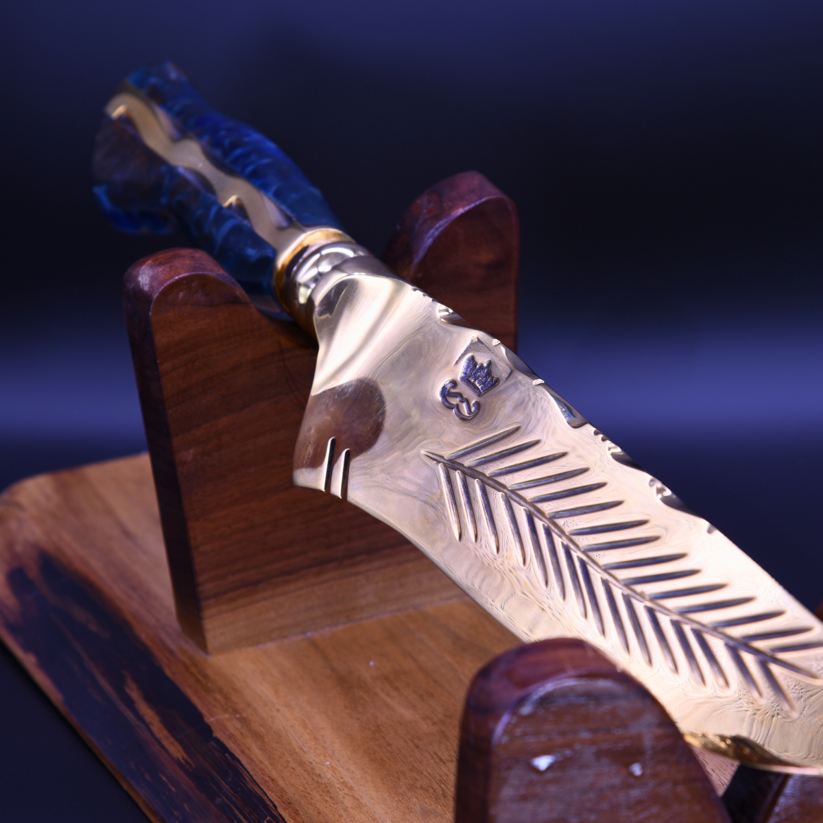 "The Sovereign Thorn" — Full Gold Collector Knife