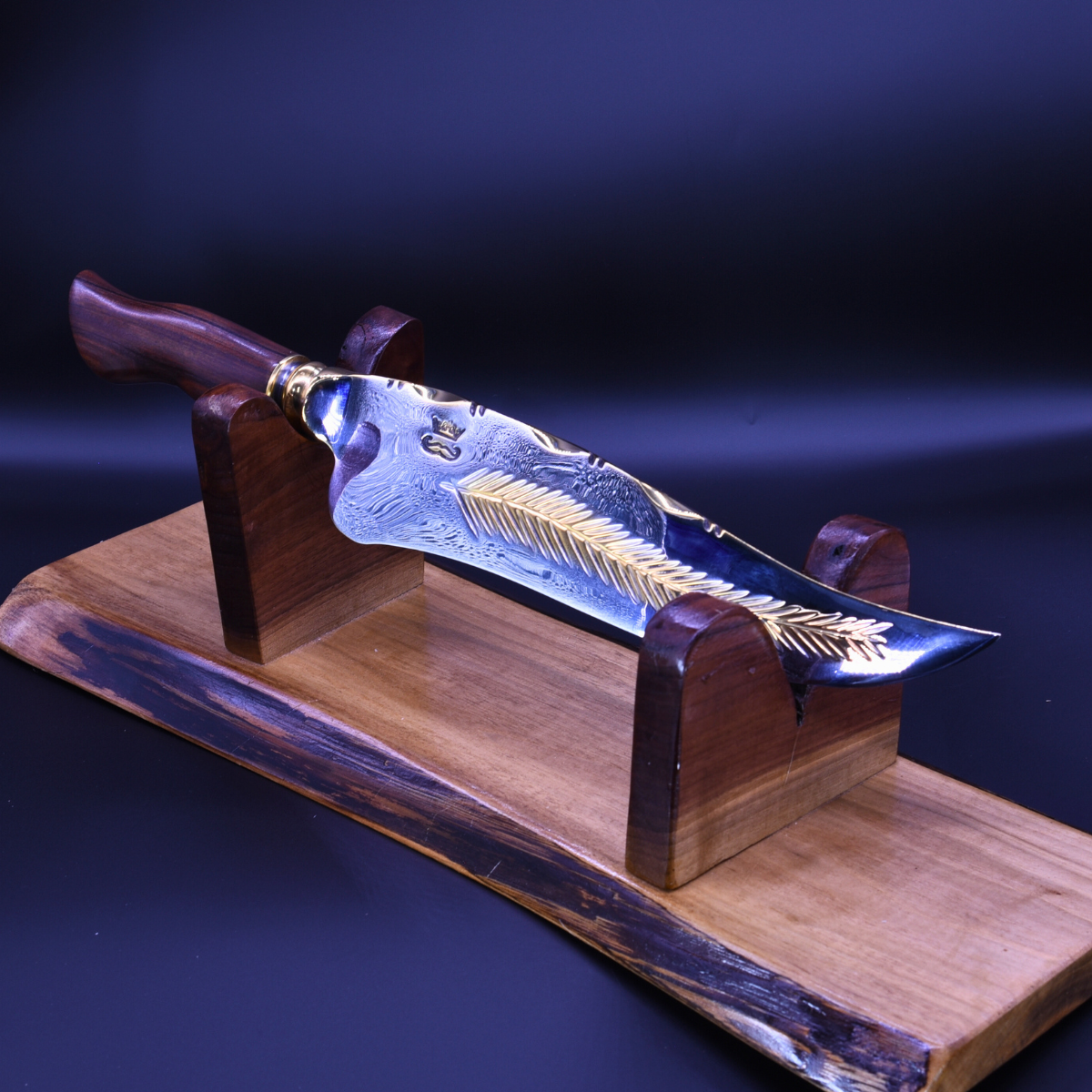 “The Ironleaf” — Mixed Gold & Steel Collector Knife