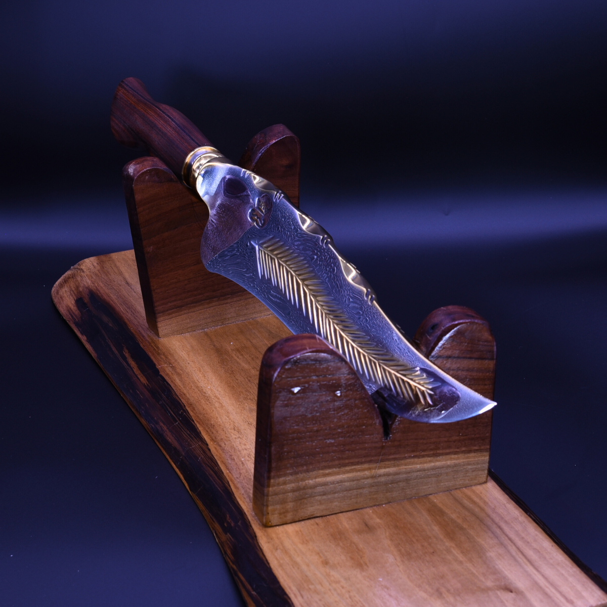 “The Ironleaf” — Mixed Gold & Steel Collector Knife