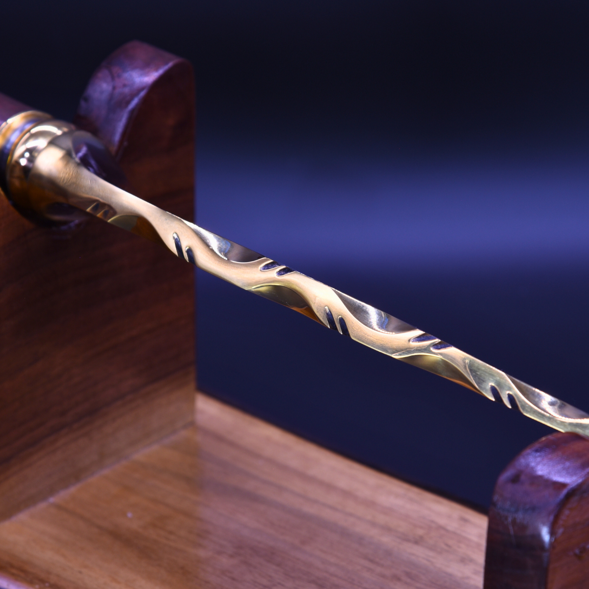 “The Ironleaf” — Mixed Gold & Steel Collector Knife