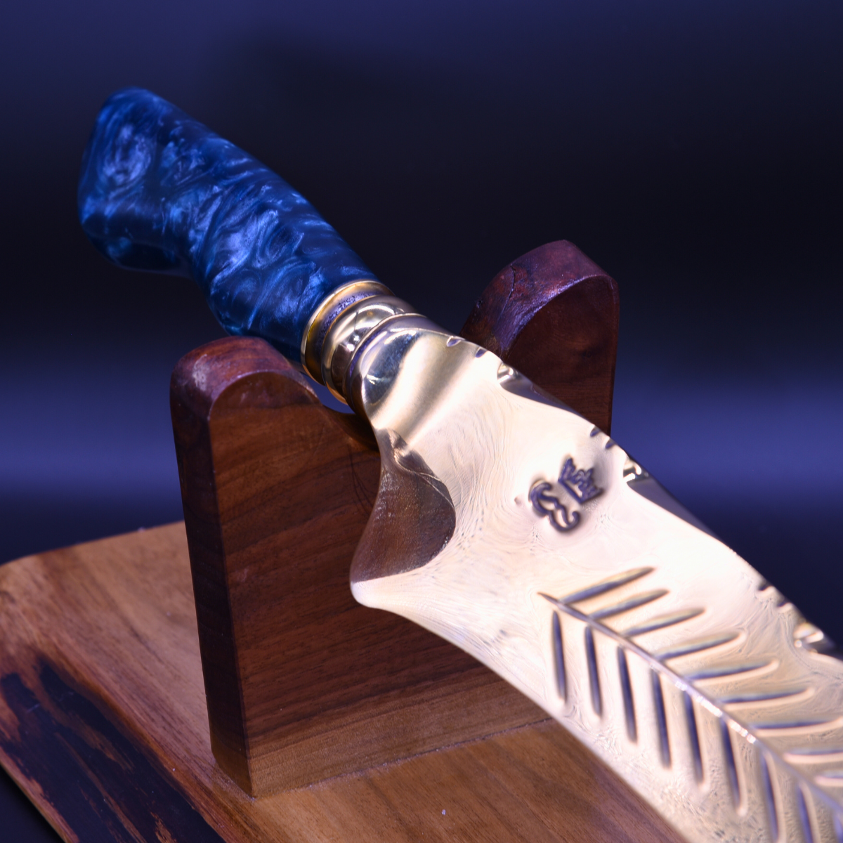 "The Frostleaf" — Full Gold Collector Knife