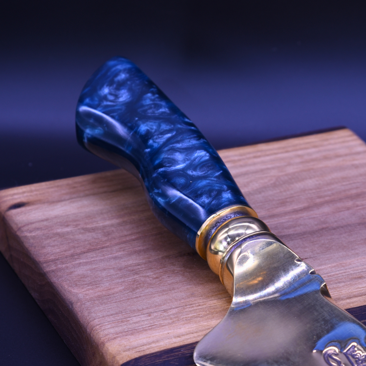 "The Frostleaf" — Full Gold Collector Knife