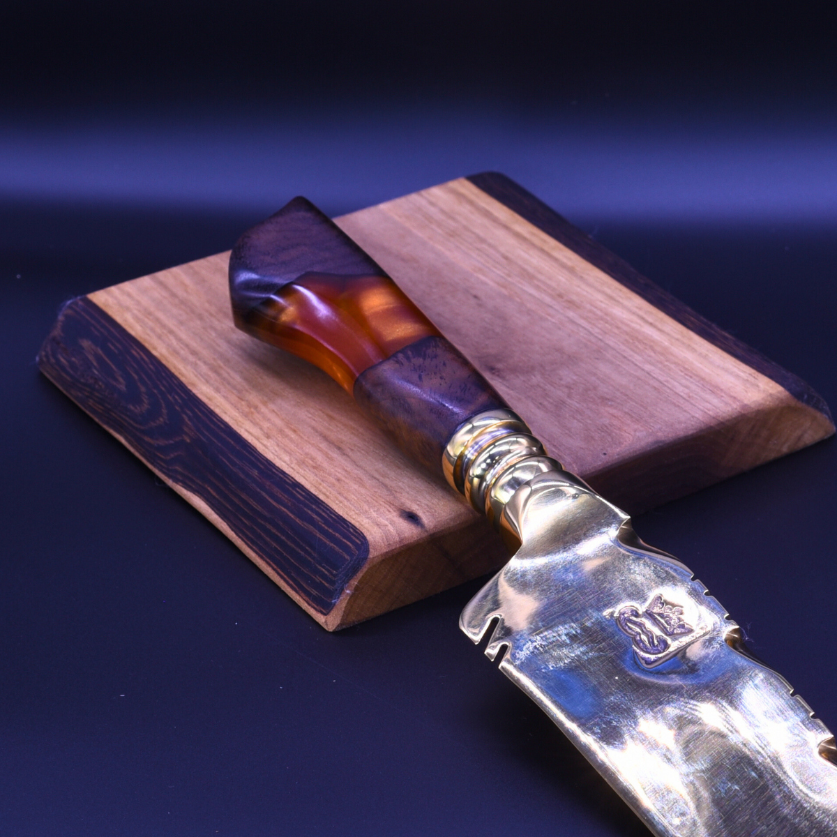 “The Gilded Fang” – Full Gold Collector Knife